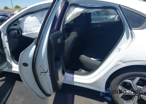 2021 Kia Forte Lxs z USA, uszkodzony, nr VIN 3KPF24AD8ME403914